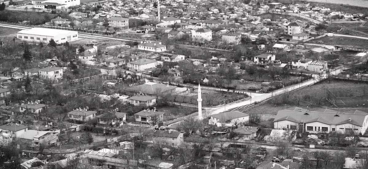Black and white aerial view of Palu in Elazığ, Türkiye, showcasing the town's unique urban landscape.